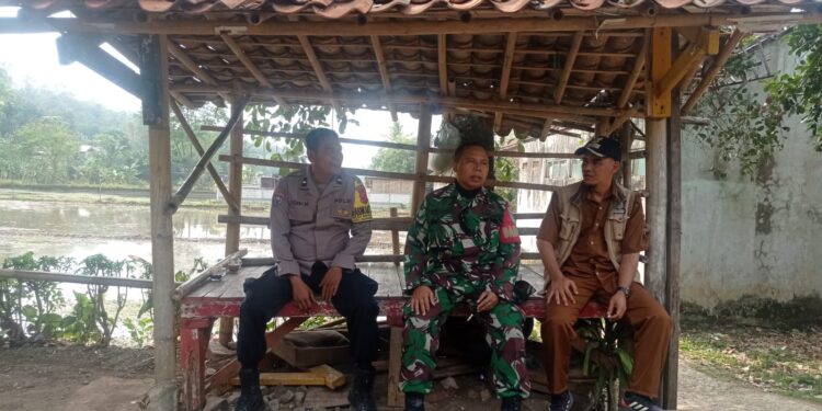 Polsek Gunungguruh Bersinergi dengan Babinsa Sambangi Warga Untuk Tingkatkan Harkamtibmas