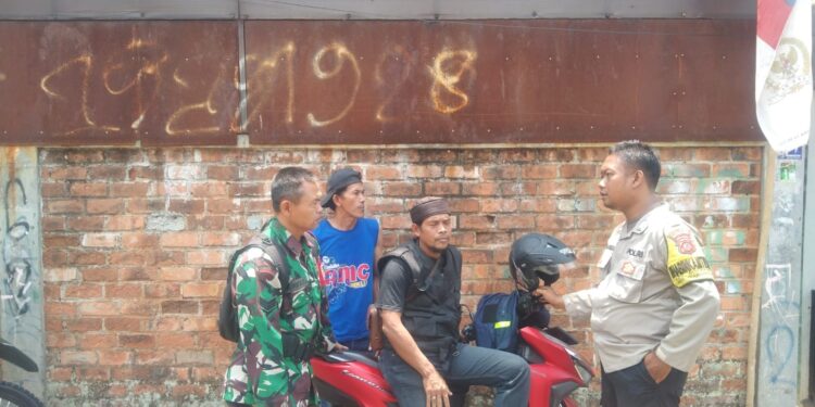 Bhabinkamtibmas Bersinergi dengan Babinsa Sambangi Warga Untuk Tingkatkan Harkamtibmas