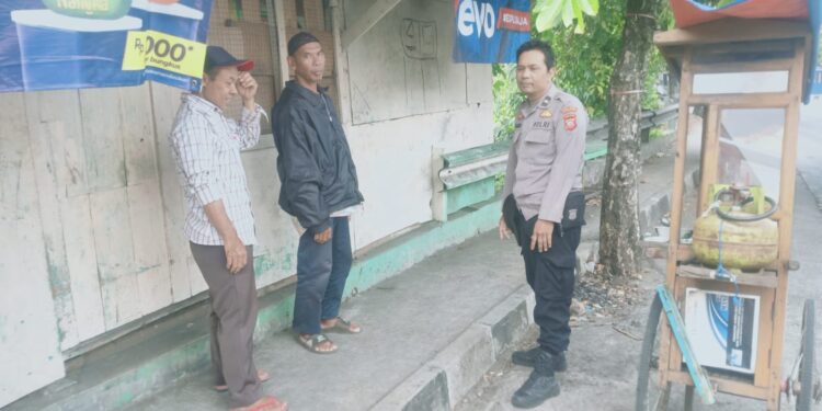 Antisipasi  Kejahatan  Polisi Melakukan Patroli Himbauan Kepada Masyarakat Yang sedang beraktivitas