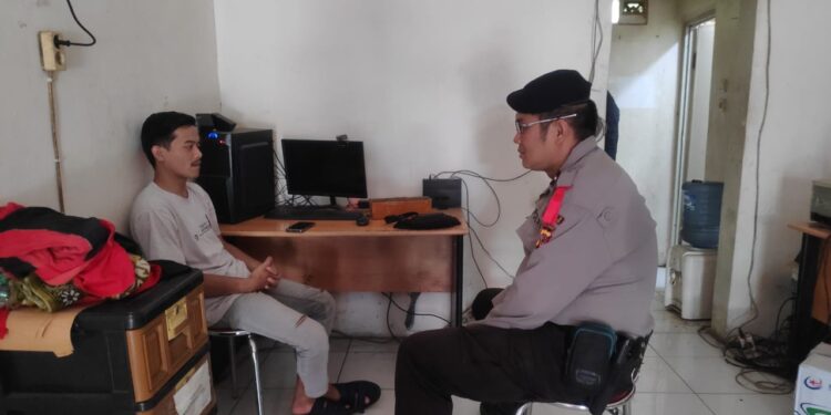 Patroli Polsek Kebonpedes Dialogis Dengan Karyawan Jasa Ekspedisi Sampaikan Himbauan Kamtibmas Jelang Pilkada 2024