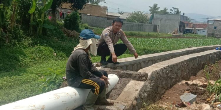Bhabinkamtibmas desa Selawangi Polsek Sukaraja Polres Sukabumi Kota melaksanakan dialogis dan silaturahmi dengan warga