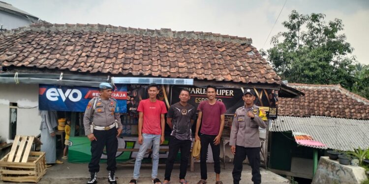 Jaga Kamtibmas, Patroli Polsek Kebonpedes Sambang Warga Sampaikan Himbauan Dan Cooling System Jelang Pilkada 2024
