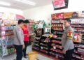 Sampaikan Himbauan Kamtibmas Kepada Karyawan Minimarket saat Patroli Siang