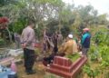 Bhabinkamtibmas Polsek Sukaraja Hadiri Pemakaman Dan Tokoh Masyarakat Desa sukamekar
