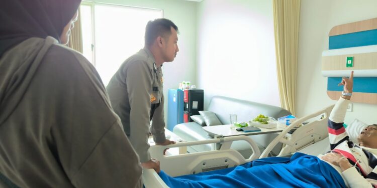 Bhabinkamtibmas Polsek Sukaraja  tokoh masyarakat yang sedang dirawat di RS