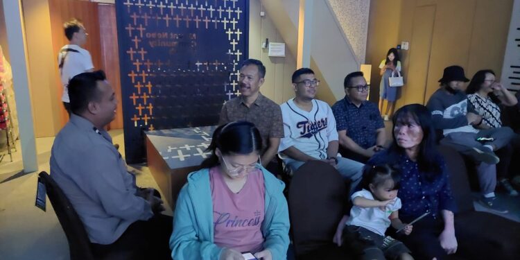 Minggu Kasih, Polsek Cisaat  Berikan Pengamanan Ibadah Kebaktian Minggu Gereja GBI MNCC Sukabumi