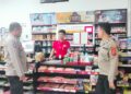 Polisi Sektor Sukalarang Patroli Malam Sambangi  Minimarket Dan Dialogis Dengan Karyawan