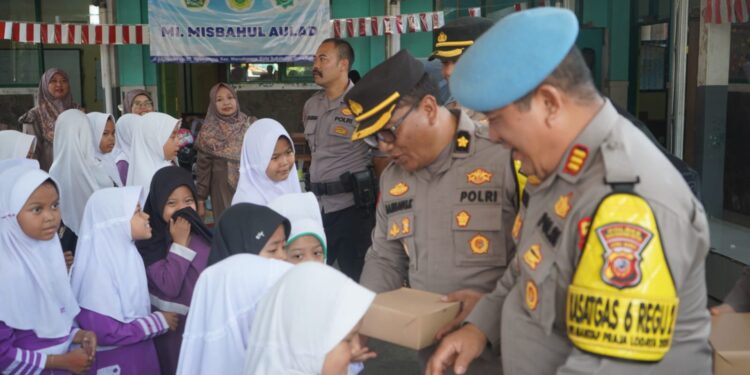 Terima Makanan Bergizi dari Polisi, Ratusan Siswa MI di Sukabumi Santap Siang di Sekolah