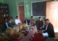 Tingkatkan Kamtibmas dan Jaga Kondidsifitas Pilkada Serentak 2024, Bhabinkamtibmas Desa Kadudampit Polsek Kadudampit efektifkan Dialogis bersama Warga.
