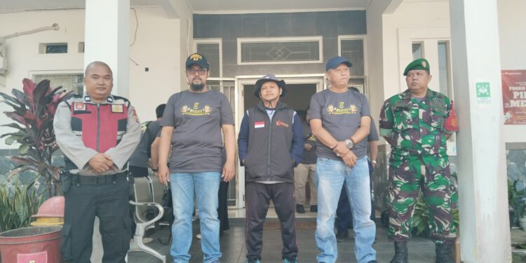 Sambangi Warga, Polisi dan TNI di Gunungguruh Sukabumi Ajak Jaga Kondusifitas Pilkada 2024