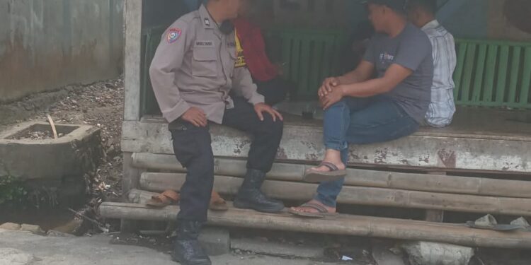 Tingkatkan Kamtibmas dan Jaga Kondidsifitas Pilkada Serentak 2024, Bhabinkamtibmas Desa Udrus Polsek Kadudampit efektifkan Dialogis bersama Warga.