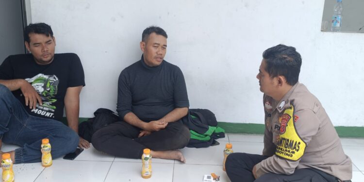 Jaga Kondusifitas Pilkada Serentak 2024 Babinkamtibmas Sambangi Warga dan Berikan Imbauan Kamtibmas