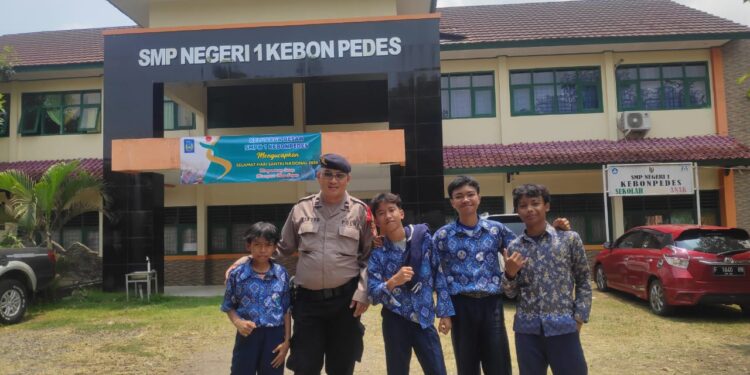 Personil Polsek Kebonpedes Laksanakan Patroli dan Beri Himbauan kepada Pelajar SMP N 1 Kebonpedes pada Jam Pulang Sekolah