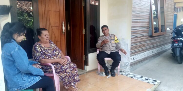 Bhabinkamtibmas Polsek Lembursitu sambangi warganya