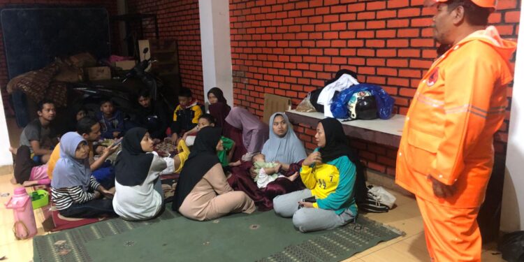 Dampak Banjir Seratus Lebih Warga Mengungis. Beberapa Rumah Jebol