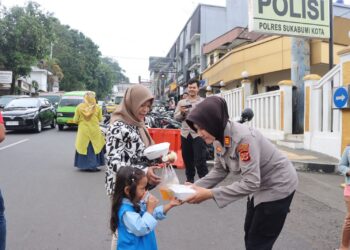 Jum’at Berbagi di Depan Mako, Polres Sukabumi Kota Bagi-bagi Nasi Kotak Untuk Warga