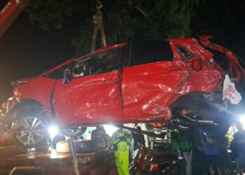 Kecelakaan Beruntun 4 Mobil Ringsek, 7 Orang Luka. Penumpang Motor Meninggal Dunia