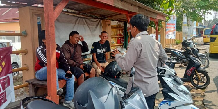 Sambangi Pangkalan Ojek, Patroli Polsek Lembursitu Berikan Himbauan Kamtibmas