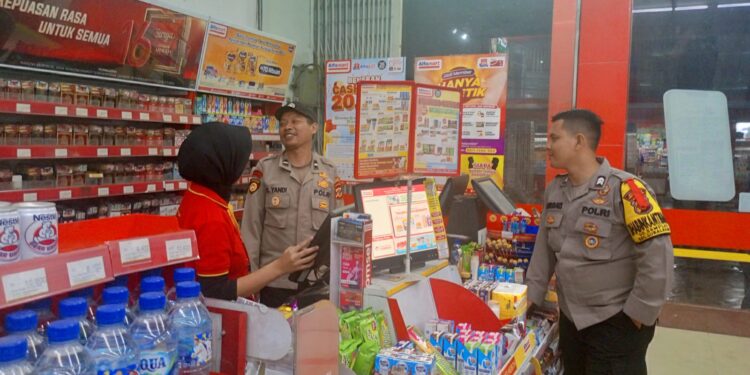 Patroli Malam Sambangi Indomaret,Strategi Bhabinkamtibmas Ciptakan Kondusifitas Kamtibmas