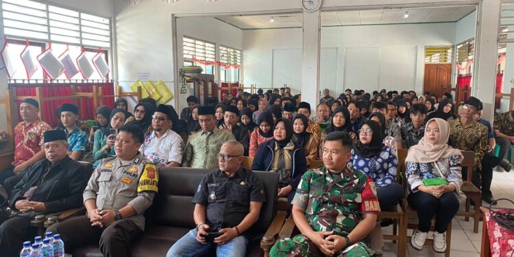 Bhabinkamtibmas Desa Pasirhalang Polsek Sukaraja Polres Sukabumi Kota Bripka Asep Hendra bersama Babinsa Pasirhalang