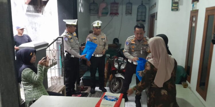Polres Sukabumi Kota Tinjau Lokasi Bencana Serta Sambagi Korban laksanakan Baksos
