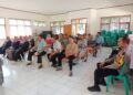 Duduk bersama. Bhabinkamtibmas hadiri musyawarah antisipasi banjir di aula kelurahan jayaraksa