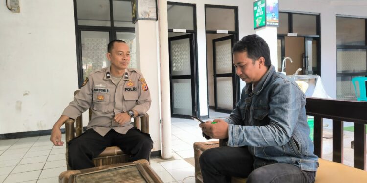 Anggota Polsek Sukaraja menyambangi dan melakukan interaksi dengan masyarakat sekaligus memberikan himbauan