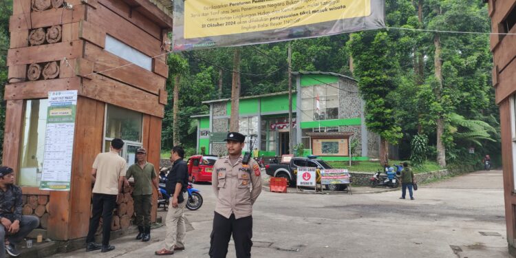 Personil Polsek kadudampit Melaksanakan giat Patroli tempat wisata situgunung.