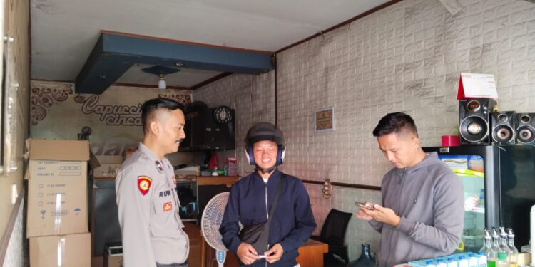 Berdialog Dengan Warga, Unit Samapta Polsek Cisaat   Dialogis Berikan Himbauan Kamtibmas