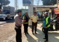 Anggota Patroli  Himbau Tukang Parkir Agar Tertib Pada Peraturan
