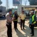 Anggota Patroli  Himbau Tukang Parkir Agar Tertib Pada Peraturan