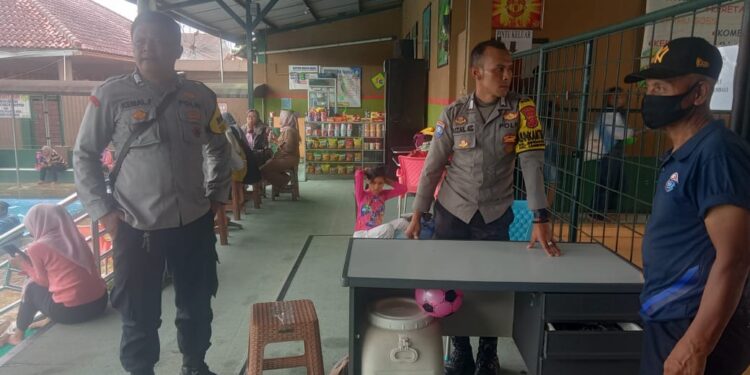 Patroli Tempat Wisata Kolam Renang Sport Garden Anggota Samapta Polsek Lembursitu