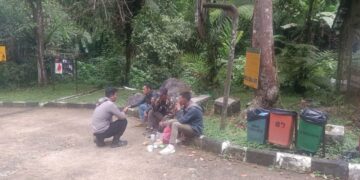 Polsek Sukabum Sinergitas dengan TNI Babinsa Koramil Sukabumi Kota Melaksanakan kegiatan Dialogis dan Sambang di seputaran Desa Perbawati Kec.Sukabumi, Senin (11/11/2024) Siang.