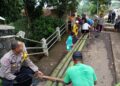 Kompak Dalam Kebersamaan. Bhabinkamtibmas Polsek Baros  dan Warga Gotong royong bangun Jambatan Darurat