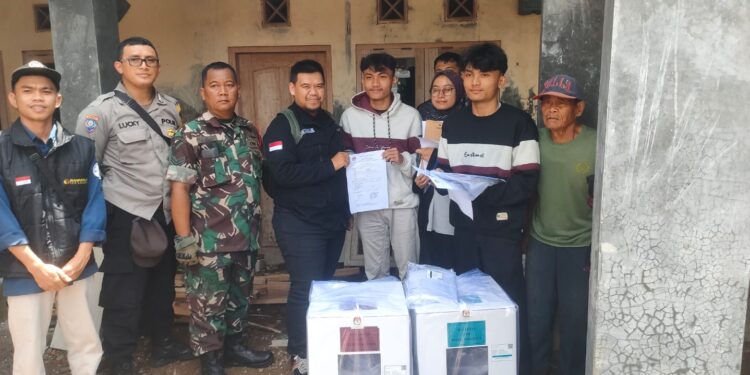 Anggota Pam TPS Polsek Cibeureum Mengawal Distribusi Kotak Surat Suara Dari PPK Ke Masing masing TPS di wilkum Polsek Cibeureum