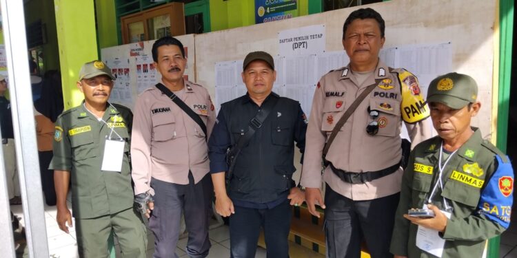 Anggota Polsek Lembursitu Laksanakan Pengamanan TPS dan Berikan Himbauan Kamtibmas