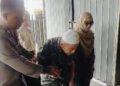 Aksi Humanis Polisi di Sukabumi, Papah Lansia Menuju TPS