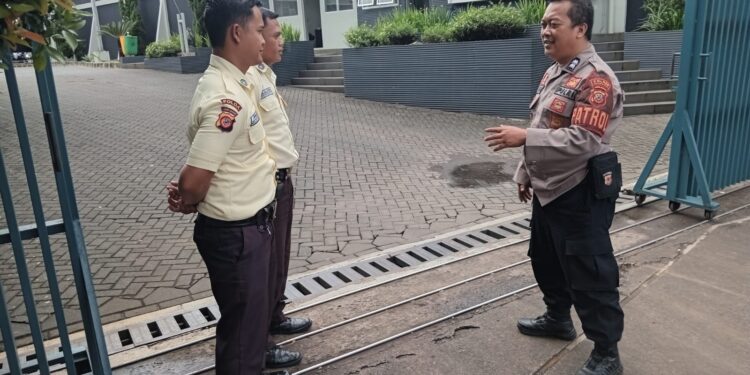 Sambangi Perusahaan PT. SCM Unit Samapta Polsek Lembursitu  Patroli Dialogis Dengan Petugas Satpam, Sampaikan Himbauan Kamtimbas