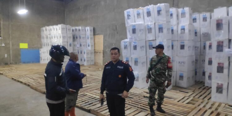 Polsek Kebonpedes Pengamanan Dan Pengawalan Hasil Rekapitulasi Pilkada 2024 Dalam Rapat Pleno PPK Kecamatan Kebonpedes ke Gudang Logistik KPU Kabupaten Sukabumi