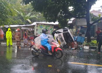 Kecelakaan Maut di Bhayangkara Sukabumi, Angkot Hantam Truk Bok dan Warung