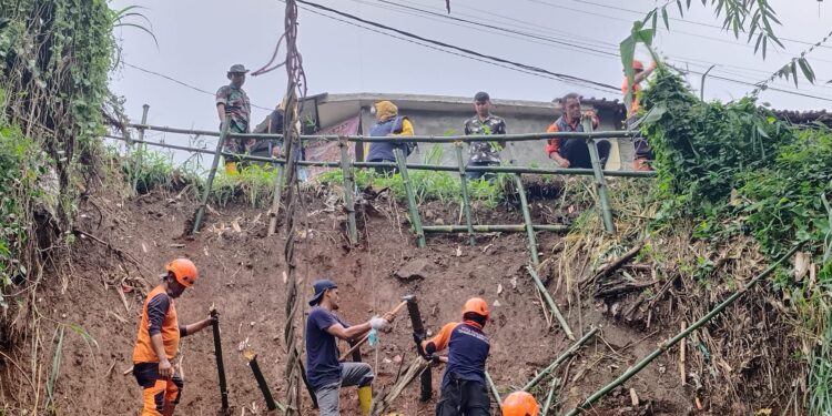 Anggota DPRD Fajar Kontara Tinjau Lokasi Longsor di Gunungpuyuh Sukabumi