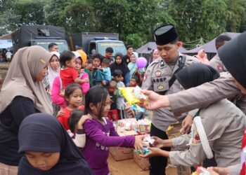 Sumringah, Warga Terdampak Bencana di Pabuaran Sukabumi Sambut Bantuan Polres Sukabumi Kota