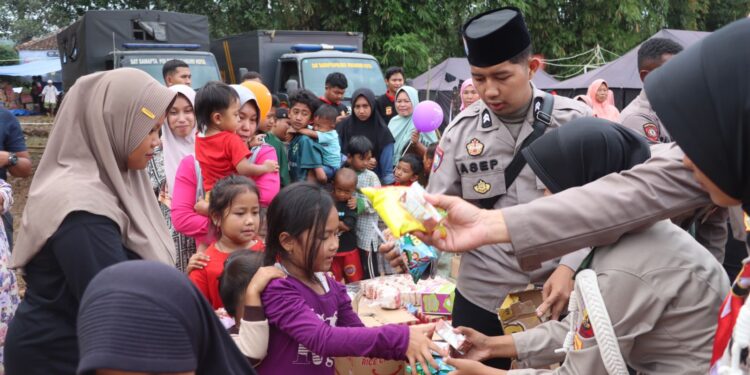 Sumringah, Warga Terdampak Bencana di Pabuaran Sukabumi Sambut Bantuan Polres Sukabumi Kota