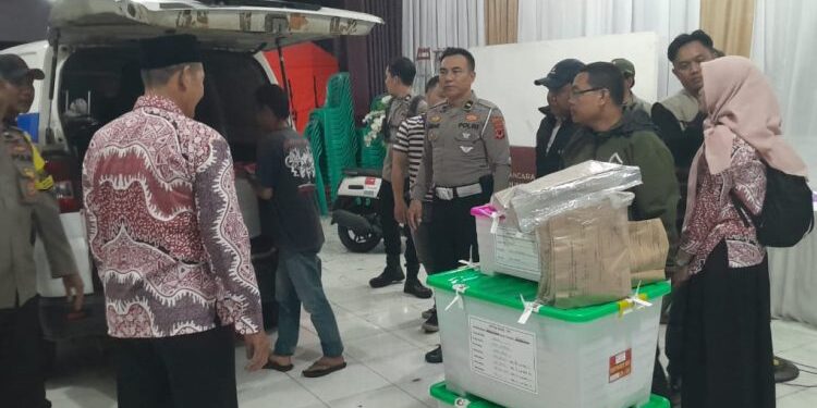 Kawal hasil Pleno Ke KPU Kota Sukabumi. Kapolsek baros Pastikan Kondusif