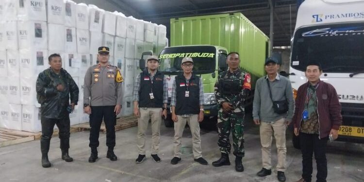 Polsek Kadudampit Sukabumi Kawal Hasil Pemungutan Suara Pilgub ke PPK