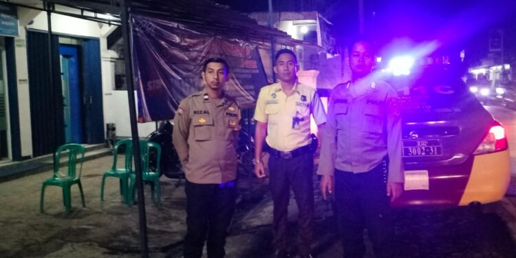 Personil Samapta Polsek Sukalarang Patroli Malam Hari Sambangi ATM BRI Cegah Kejahatan Perbankan