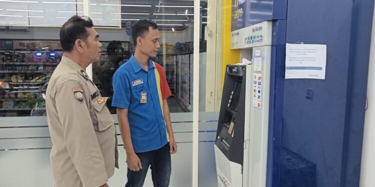 Pantau Dan Cek Mesin ATM oleh Anggota patroli   Polsek Lembursitu