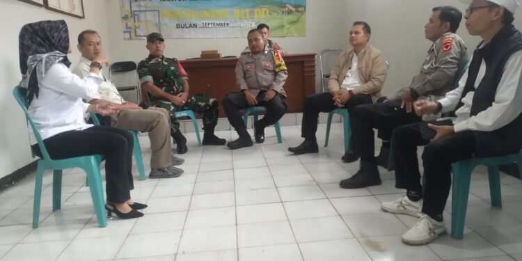 Bhabinkamtibmas dan Babinsa laksanakan Sambang Bersama di Desa Binaan Sebagai Wujud Soliditas TNI-Polri