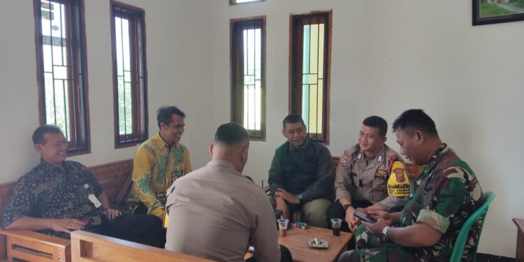 Sinergitas  TNI – POLRI  Dialogis dengan masyarakat di wilkum polsek kadudampit.