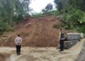 Kapolsek Kadudampit bersama anggota mengecek daerah rawan longsor di wilkum